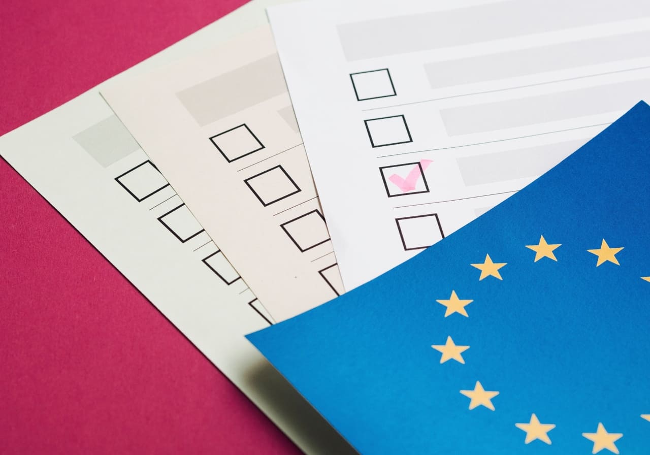 checklist con la bandera de Europa por encima