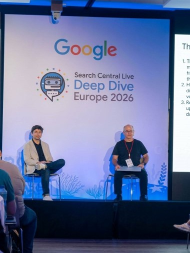 Escenario de la Search Central Live Deep Dive Europe 2026 de Google con dos ponentes sentados